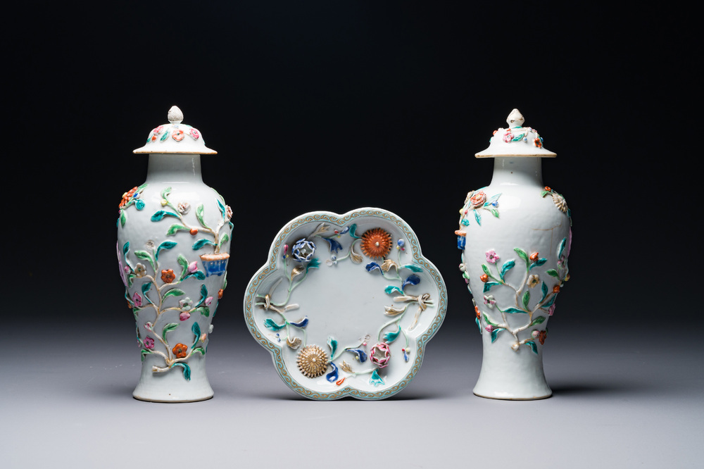 Une paire de vases couverts et une assiette en porcelaine de Chine famille rose &agrave; d&eacute;cor floral en relief, Yongzheng