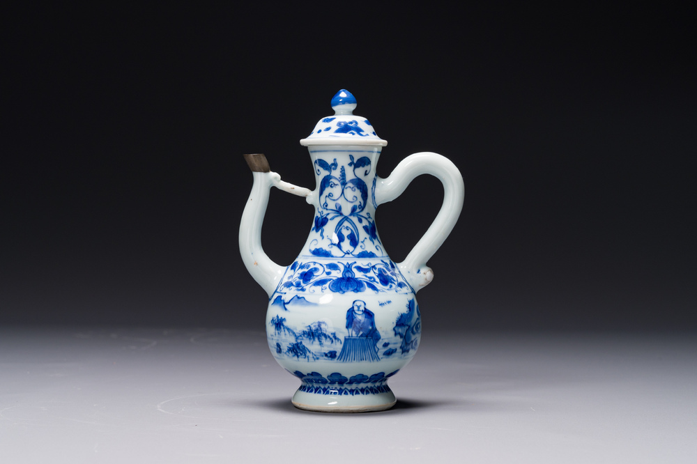 Verseuse couverte en porcelaine de Chine en bleu et blanc &agrave; d&eacute;cor d'un p&ecirc;cheur et un b&ucirc;cheron, p&eacute;riode Transition