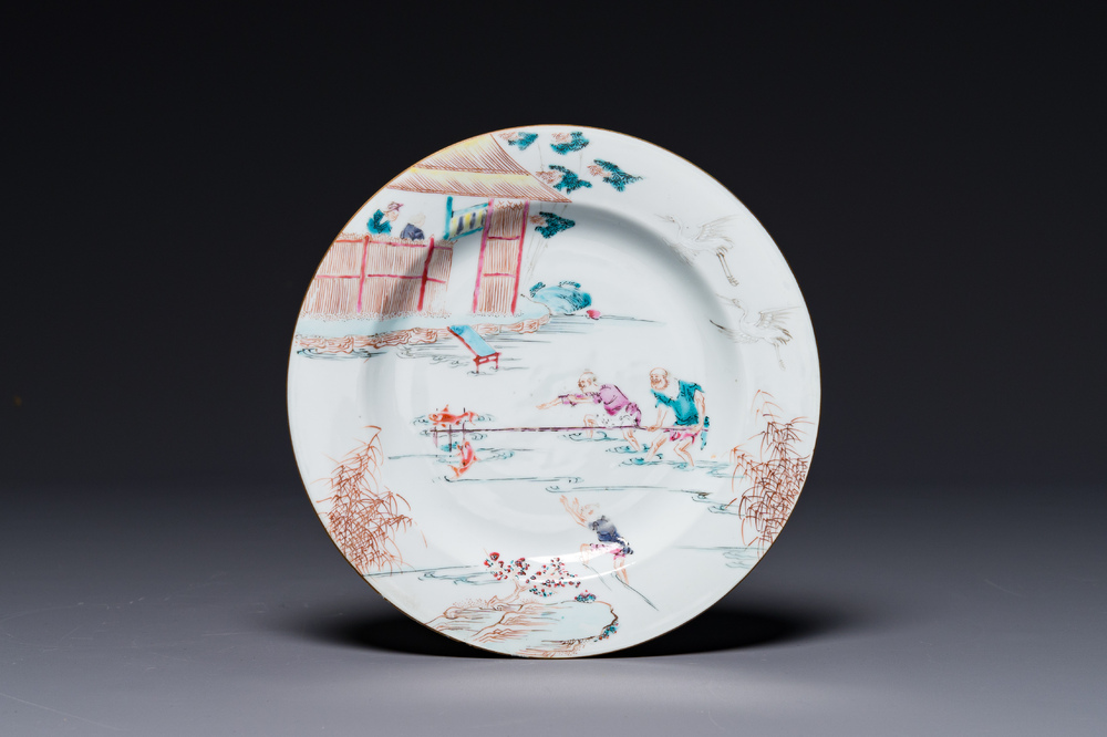 Assiette en porcelaine de Chine famille rose &agrave; d&eacute;cor de p&ecirc;cheurs, Yongzheng/Qianlong