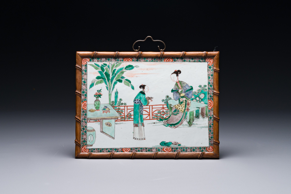 Plaque de forme rectangulaire en porcelaine de Chine famille verte dans un cadre en bois imitation bambou, Kangxi