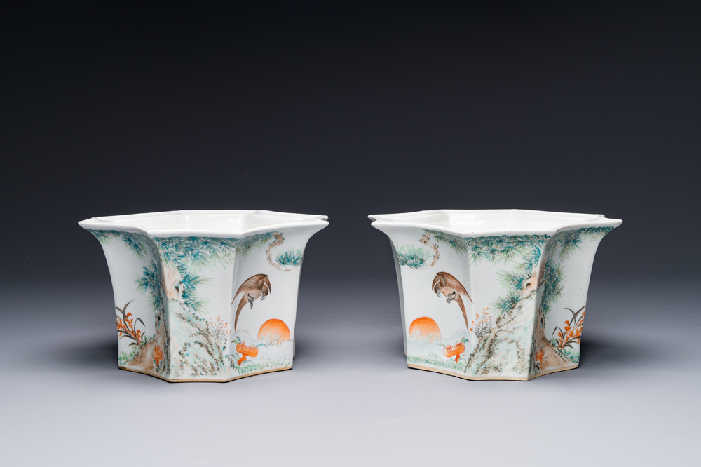 A pair of Chinese qianjiang cai jardinieres, signed Cha Yishun 查義順, 19/20th C.