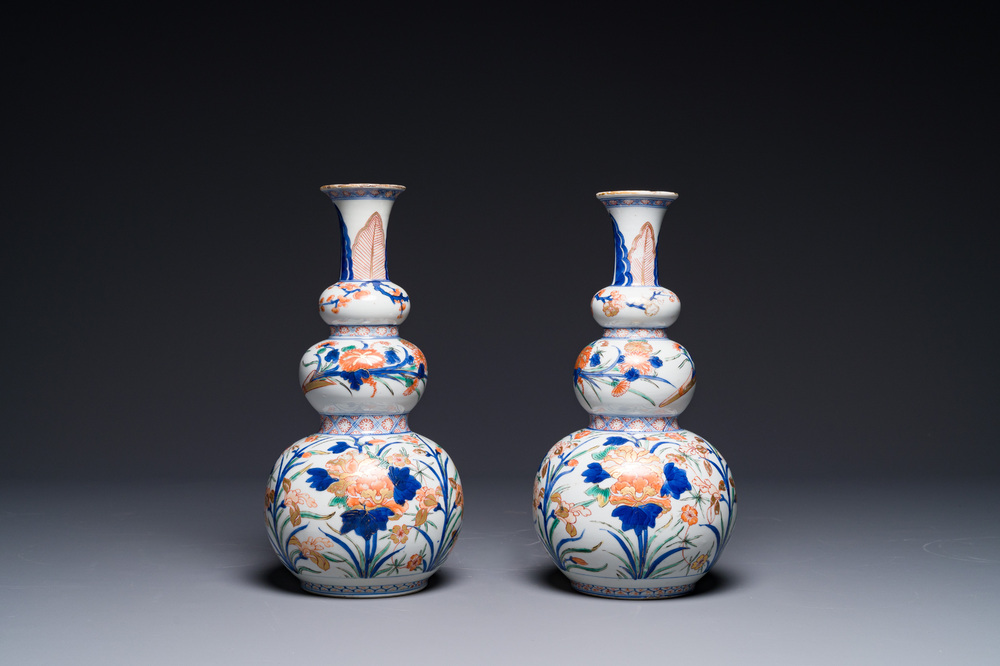 Paire de vases de forme triple gourde en porcelaine de Chine verte-Imari, Kangxi