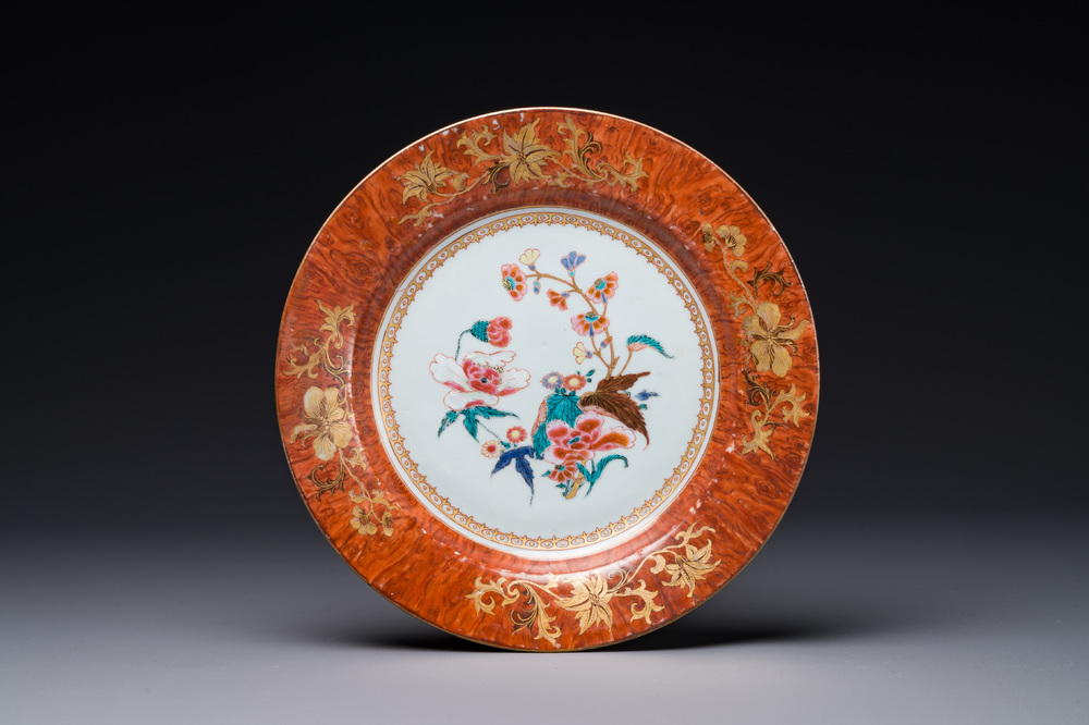 Assiette en porcelaine de Chine famille rose &agrave; bordure faux-bois, Yongzheng/Qianlong