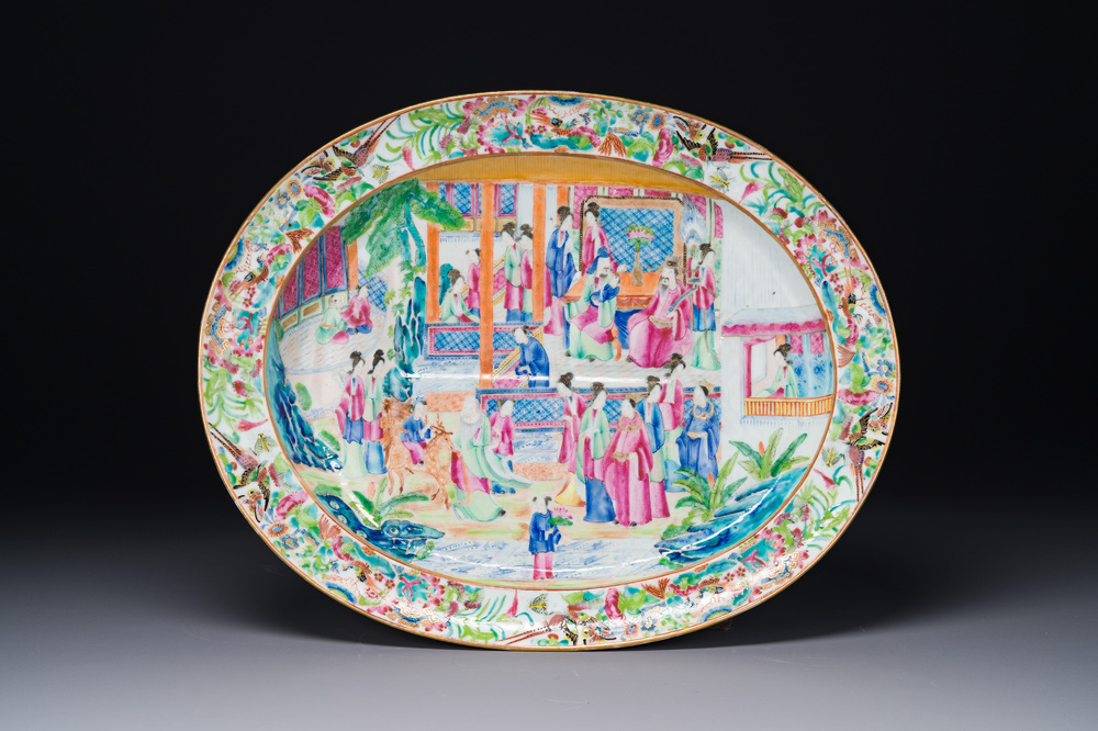 Plat de forme ovale en porcelaine de Chine famille rose de Canton &agrave; d&eacute;cor narratif, 19&egrave;me