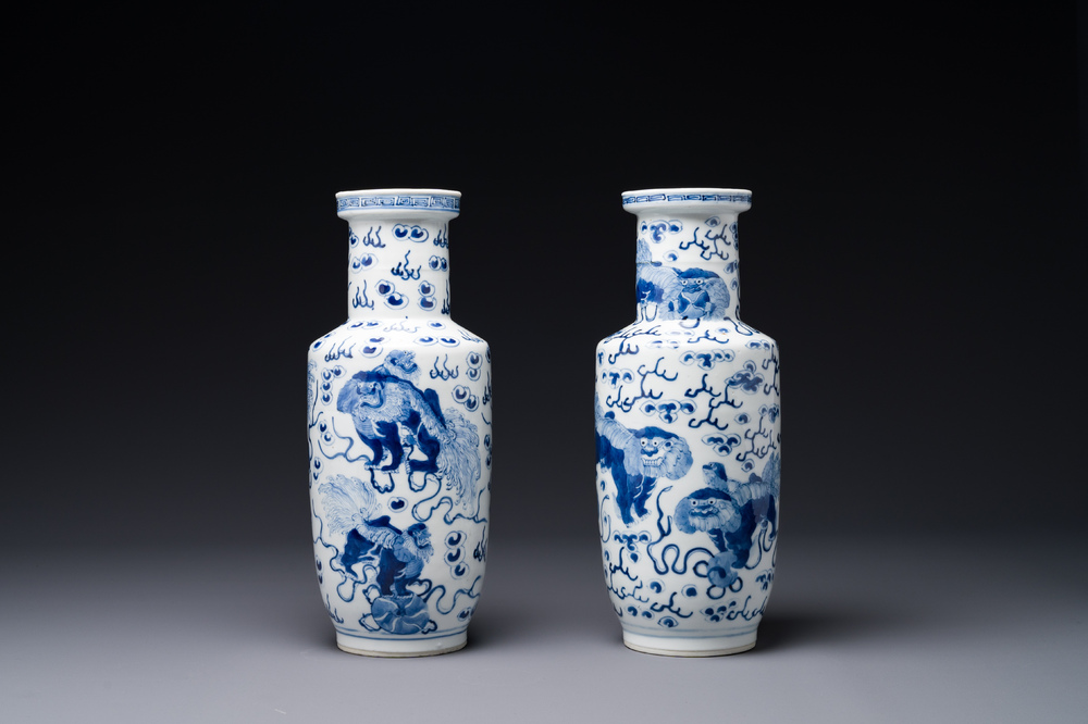 Een paar Chinese blauw-witte vazen met boeddhistische leeuwen, Kangxi merk, 19e eeuw