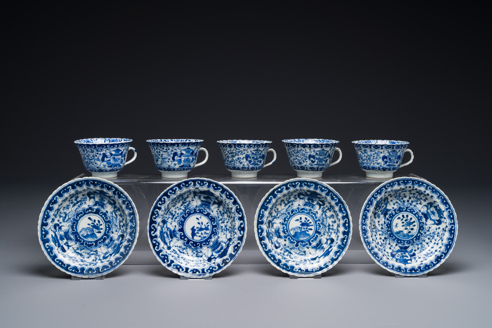 Cinq tasses et quatre soucoupes en porcelaine de Chine en bleu et blanc &agrave; d&eacute;cor de gar&ccedil;ons portant un vase, marque de Kangxi, Guangxu
