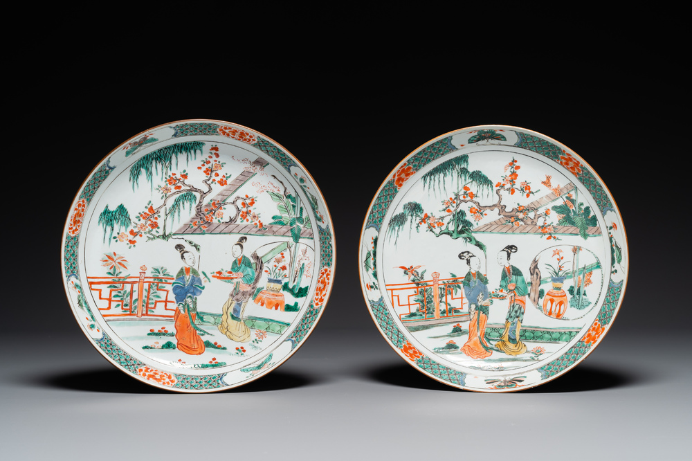 Paire de plats en porcelaine de Chine famille verte &agrave; d&eacute;cor 'Xi Xiang Ji', Kangxi