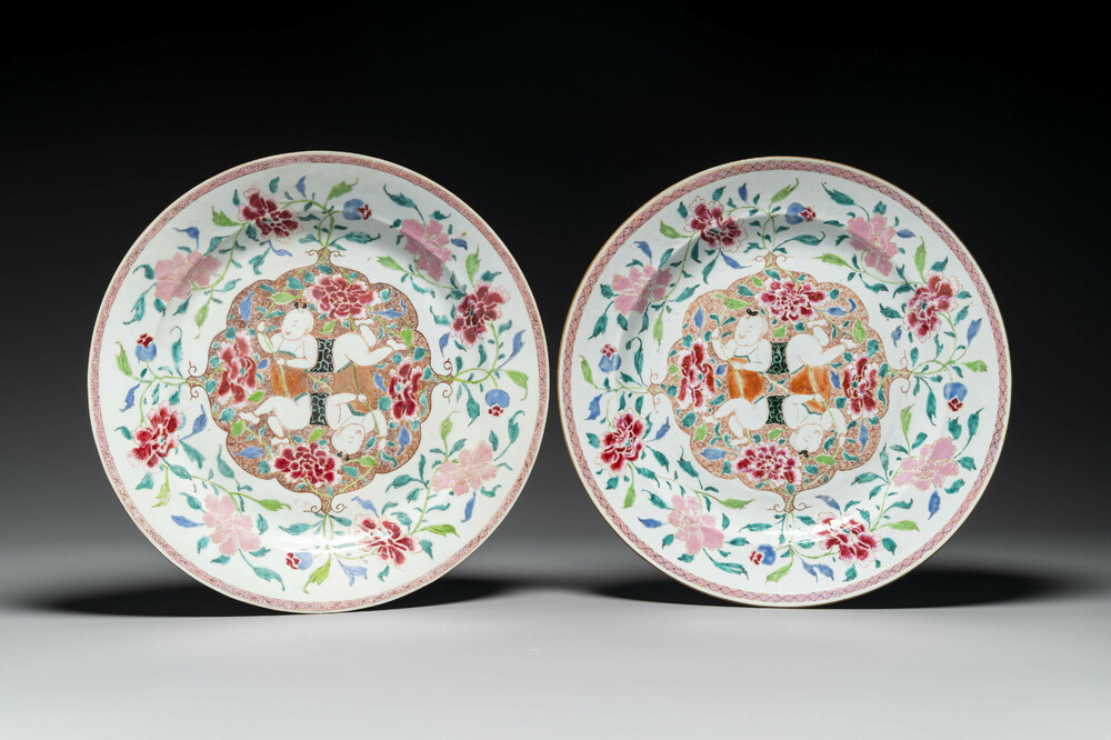 Paire de plats en porcelaine de Chine famille rose &agrave; d&eacute;cor de 'Hehe Erxian', Yongzheng/Qianlong