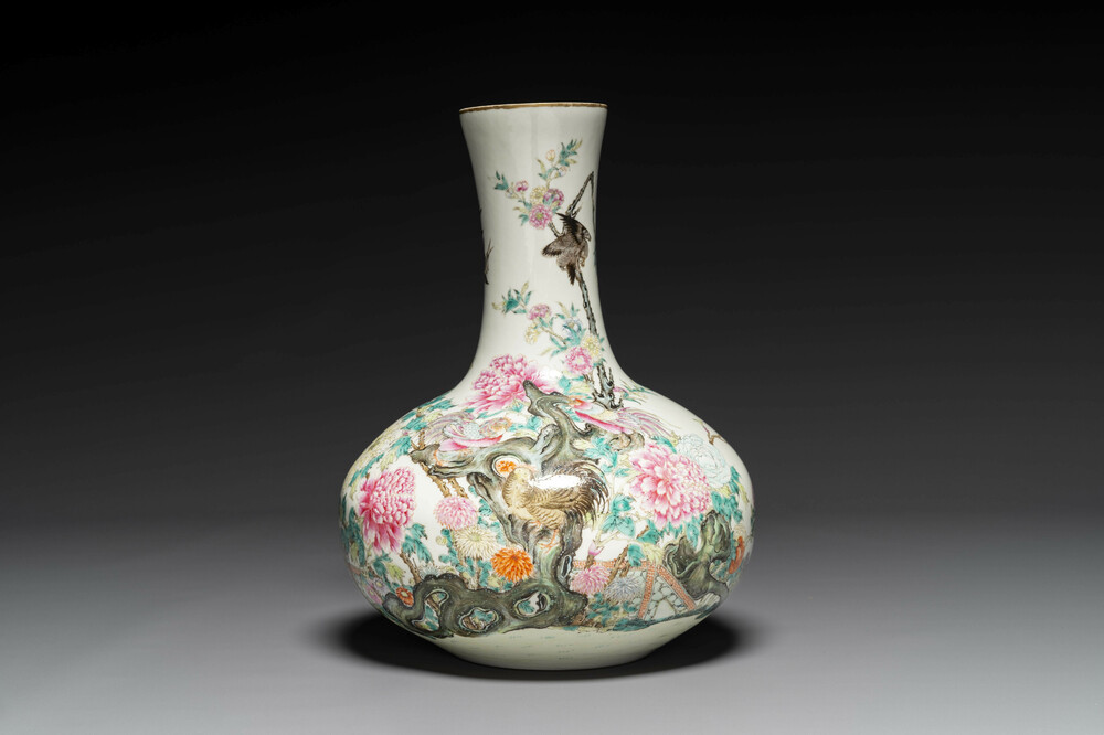 Vase de forme bouteille en porcelaine de Chine famille rose &agrave; d&eacute;cor d'oiseaux parmi des branches fleuries, marque de Qianlong, R&eacute;publique