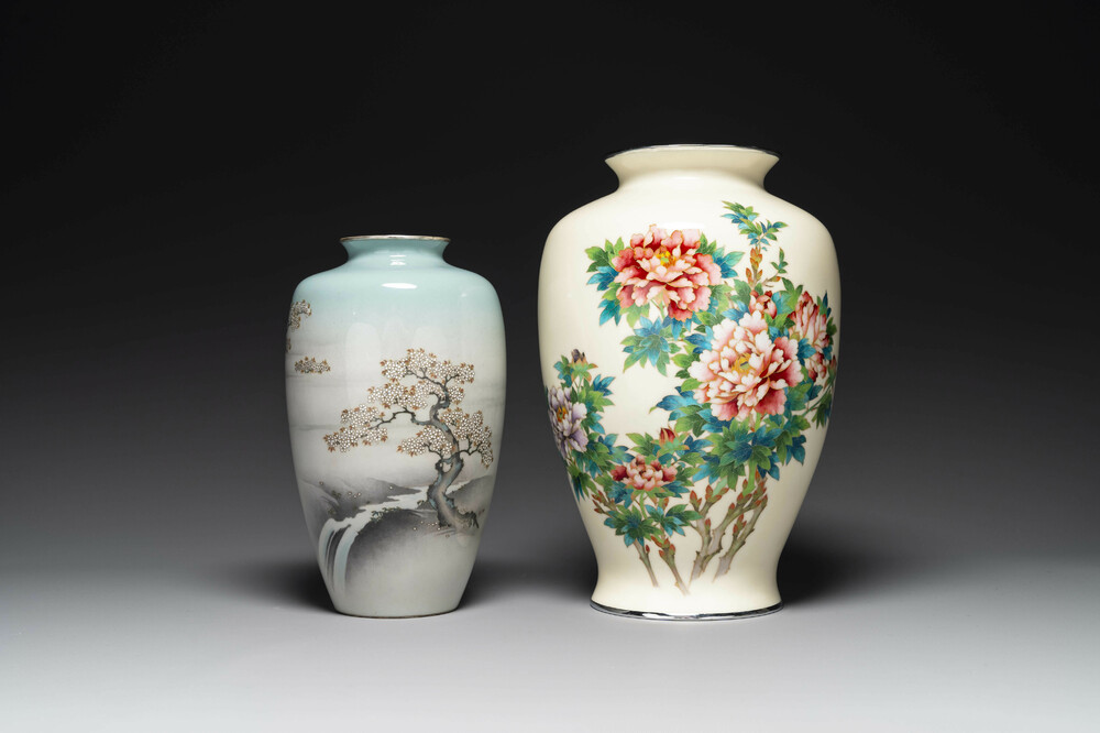 Twee Japanse cloisonn&eacute; vazen met floraal decor, Meiji/Taisho/Showa