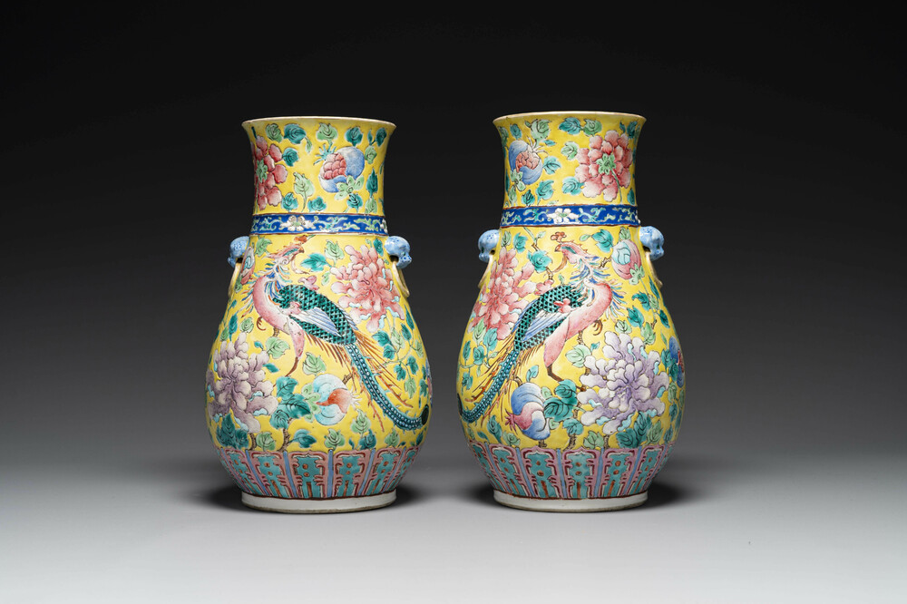 Paire de vases en porcelaine de Chine famille rose sur fond jaune pour le march&eacute; Straits ou Peranakan, 19&egrave;me