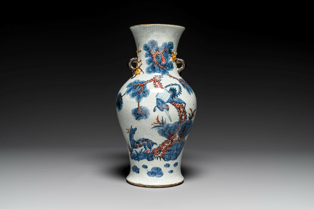 Een Chinese blauw-witte en koperrode Nanking craquel&eacute; vaas, 19e eeuw