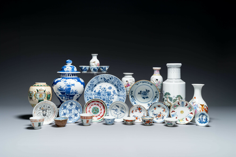 Een gevarieerde collectie Chinees porselein, Kangxi en later