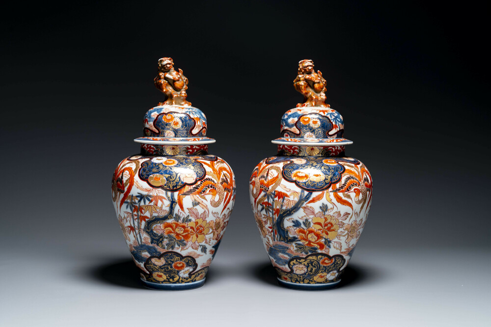 Paire de vases couverts en porcelaine Imari du Japon, Edo, 18/19&egrave;me