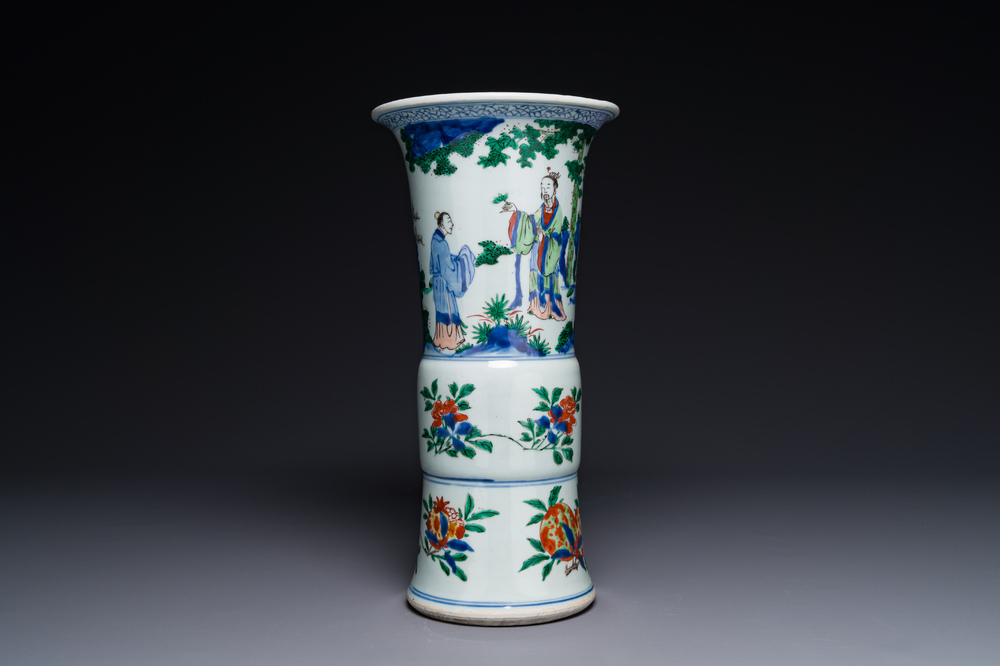 Vase de forme 'gu' en porcelaine de Chine wucai &agrave; d&eacute;cor figuratif, &eacute;poque Transition