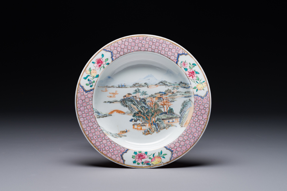 Belle assiette en porcelaine de Chine coquille d'oeuf au dos en rouge de rubis &agrave; d&eacute;cor de personnages dans un paysage lacustre, Yongzheng