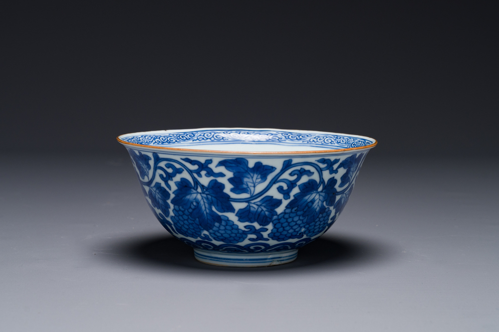 Bol en porcelaine de Chine en bleu et blanc &agrave; d&eacute;cor de raisins, marque de Jiajing, Shunzhi/Kangxi