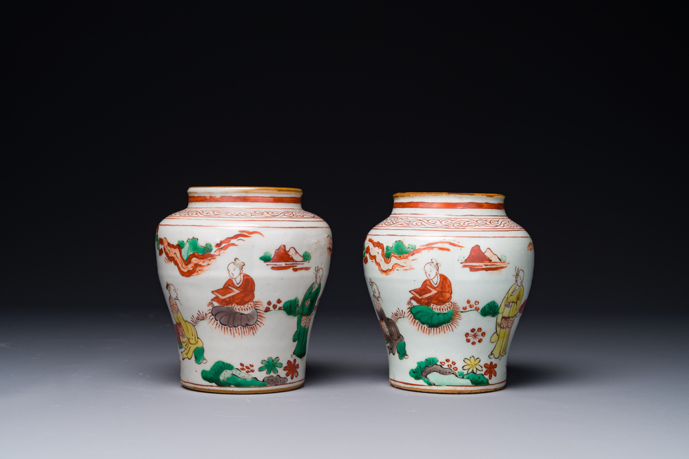 Een paar kleine Chinese wucai potten met figuren in een landschap, Transitie periode