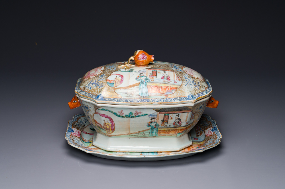 Soupi&egrave;re couverte sur son support en porcelaine de Chine famille rose de Canton &agrave; d&eacute;cor mandarin, Qianlong