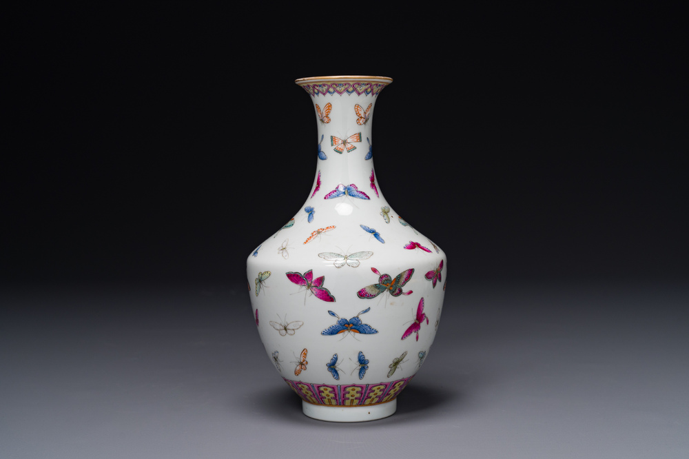 A Chinese famille rose vase with butterfly design, Guangxu mark, 19th C.