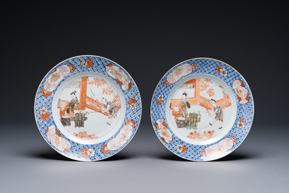 Een paar Chinese Imari-stijl borden met een koopman, dame en jongen, Yongzheng