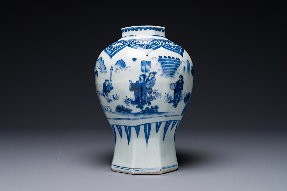 Een Chinese blauw-witte octagonale 'Jia Guan Jin Jue 加官晉爵' vaas, Transitie periode