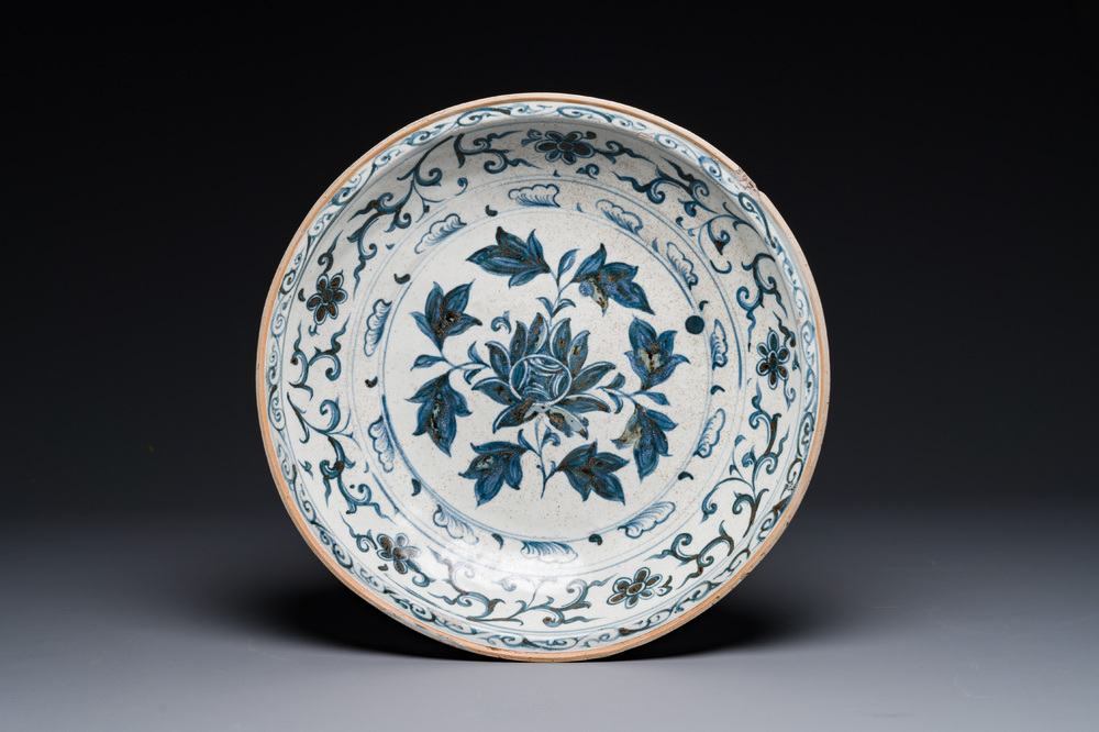 Plat en porcelaine de Vietnam ou Annam en bleu et blanc &agrave; d&eacute;cor floral, 15/16&egrave;me
