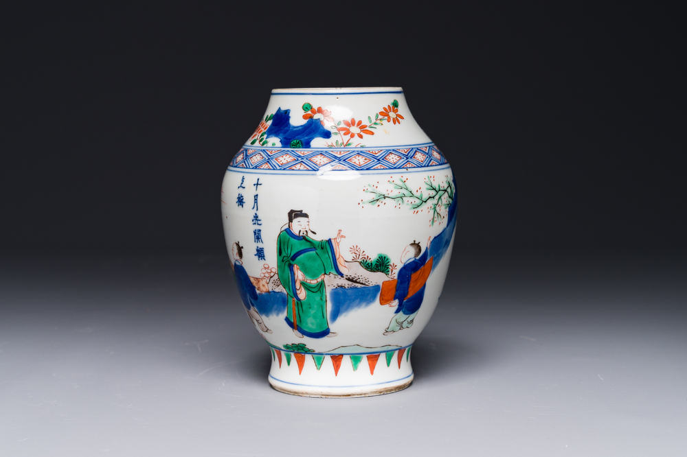 Vase en porcelaine de Chine wucai &agrave; d&eacute;cor figuratif et calligraphie, p&eacute;riode Transition
