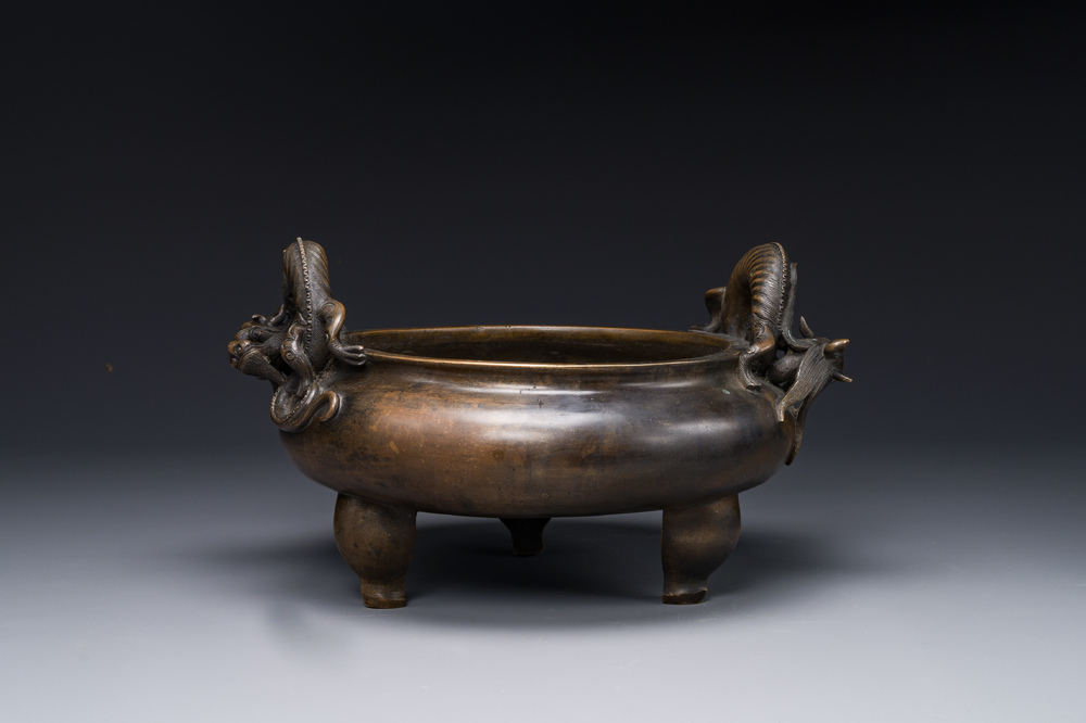 Een groot Chinese bronzen wierookvat op drie poten met 'chilong' handgrepen, Qing Qian Gong 清乾宮 merk, 18e eeuw