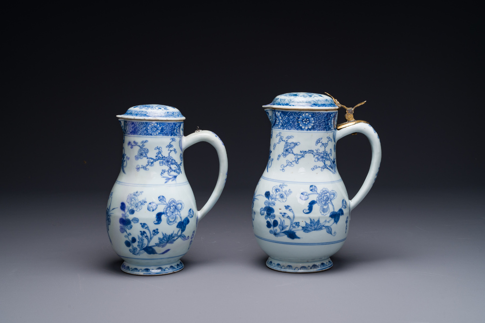 Deux verseuses couvertes en porcelaine de Chine en bleu et blanc &agrave; d&eacute;cor floral, Yongzheng/Qianlong