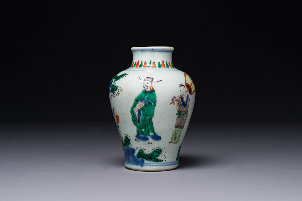 Petit pot en porcelaine de Chine wucai &agrave; d&eacute;cor de figures dans un paysage, p&eacute;riode Transition