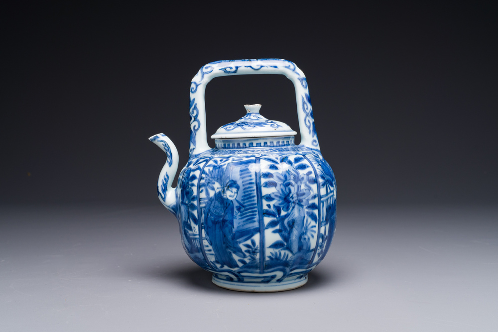 Verseuse &agrave; vin couverte en porcelaine de Chine en bleu et blanc &agrave; d&eacute;cor figuratif, Wanli