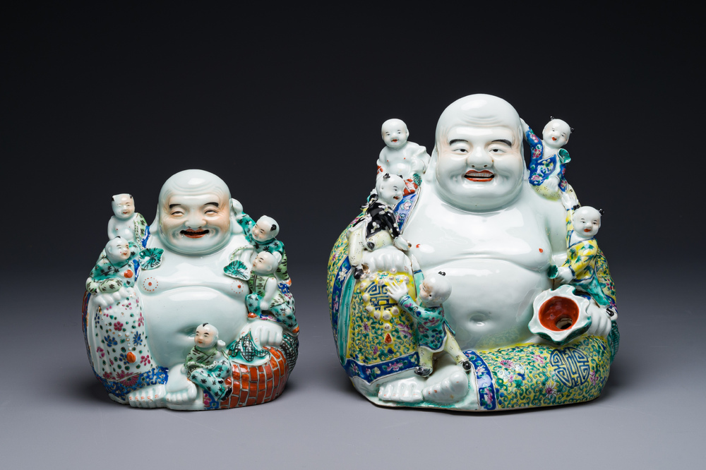 Deux figures de Bouddha en porcelaine de Chine famille rose, marque Zhu Mao Sheng 朱茂生, 19/20&egrave;me