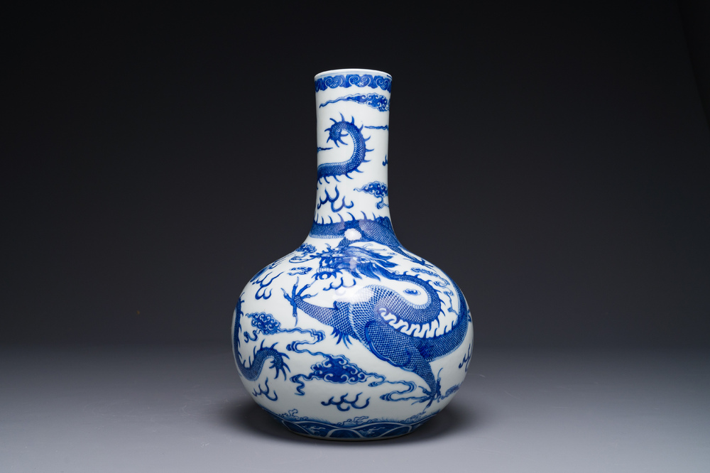 Vase de forme bouteille en porcelaine de Chine en bleu et blanc &agrave; d&eacute;cor de dragons, marque de Yongzheng, 19&egrave;me