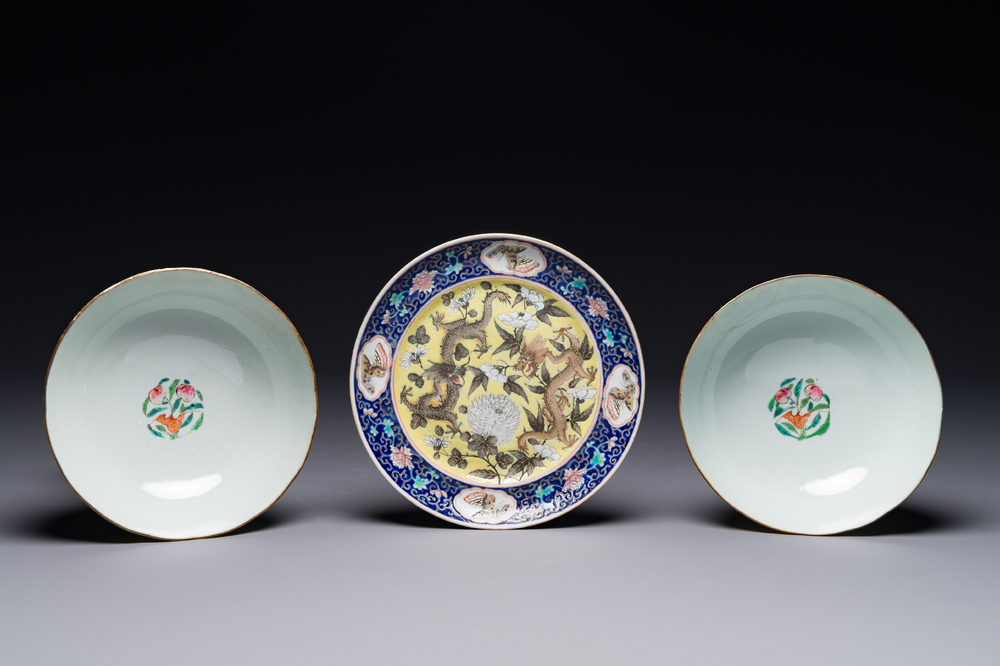 Une paire de bols en porcelaine de Chine famille rose et une assiette de style Dayazhai &agrave; d&eacute;cor de dragon, marque de Jiaqing, 19/20&egrave;me