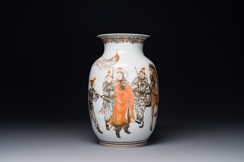 A fine Chinese iron-red, grisaille and gilt lantern-shaped 'mulan 木蘭' vase, signed Zhou Xiangpu 周湘浦, 20th C.