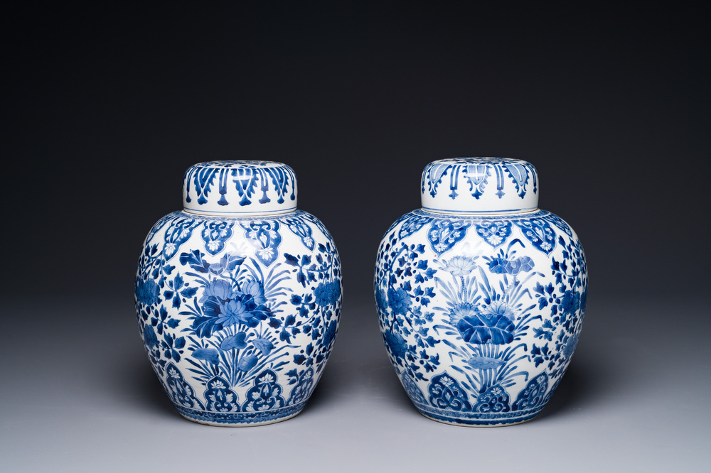Een paar Chinese blauw-witte gemberpotten en deksels met floraal decor, Kangxi