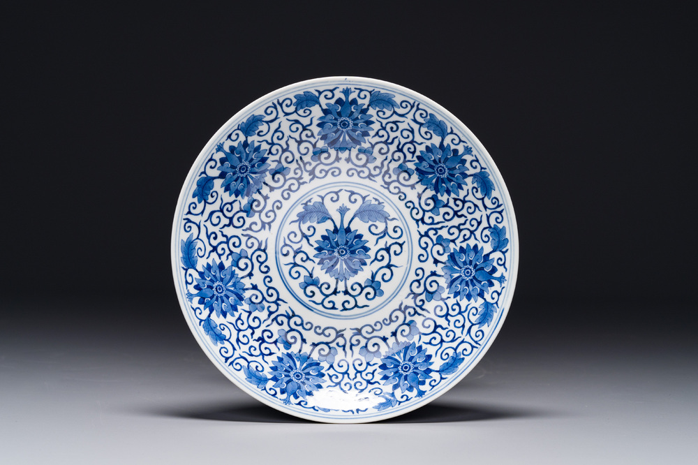 Plat en porcelaine de Chine en bleu et blanc &agrave; d&eacute;cor de rinceaux de lotus, marque et &eacute;poque de Guangxu