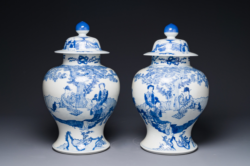 A pair of Chinese blue and white covered vases with figural design, 19th C.