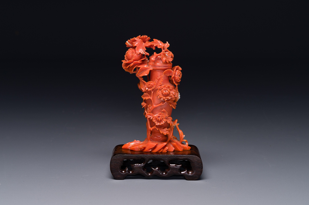 Een Chinese bloedkoralen sculptuur van een vaas en deksel met pioenrozen, 19/20e eeuw