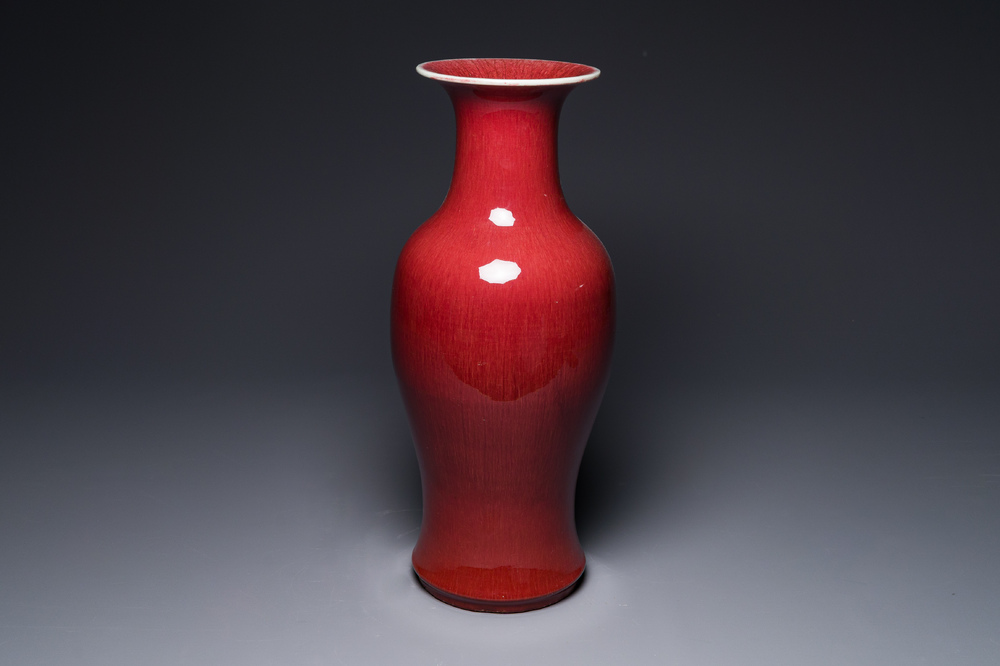 Een Chinese sang-de-boeuf-geglazuurde vaas, 19e eeuw