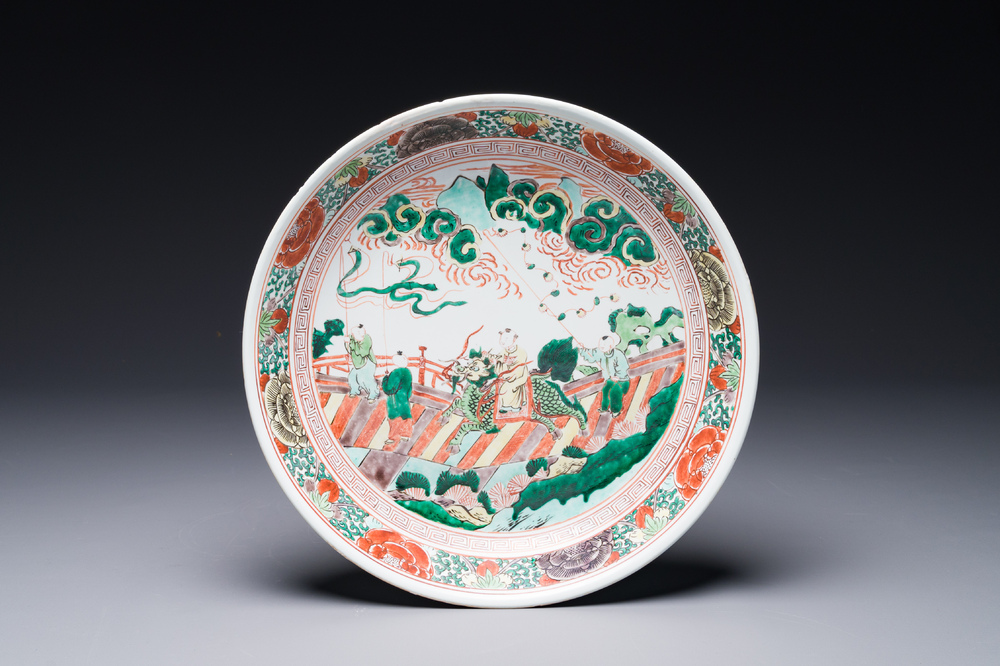 Plat en porcelaine de Chine wucai &agrave; d&eacute;cor de 'Qi Lin Song Zi 麒麟送子', Kangxi