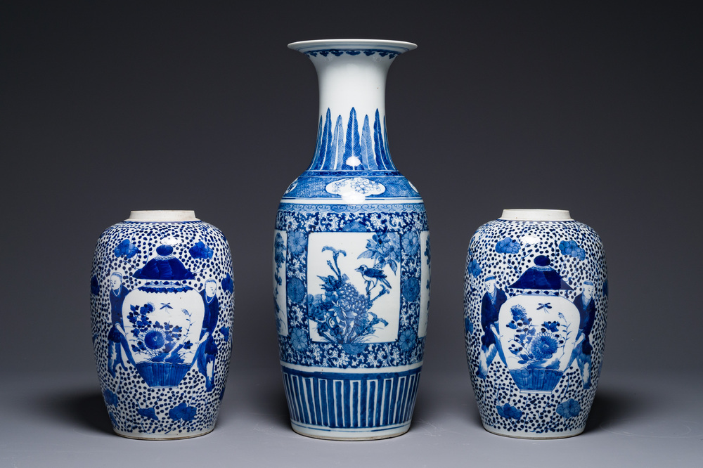 Une paire de pots et un vase en porcelaine de Chine en bleu et blanc, marque de Kangxi, 19&egrave;me