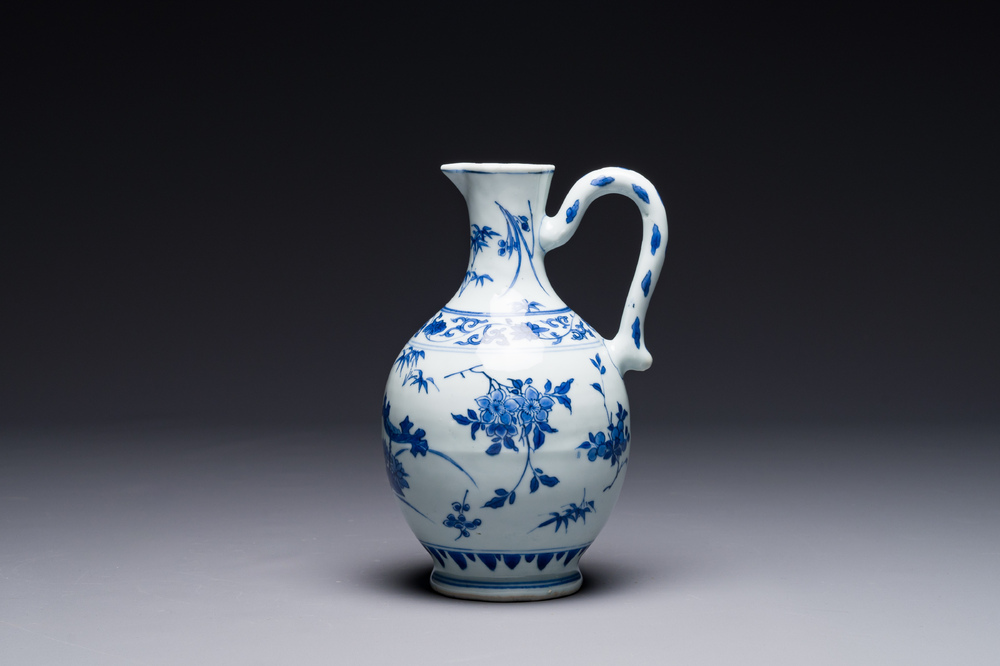 Verseuse en porcelaine de Chine en bleu et blanc &agrave; d&eacute;cor floral, &eacute;poque Transition