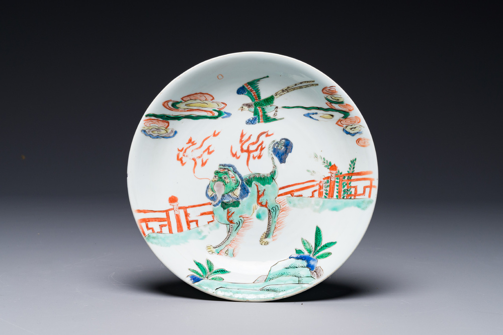 Assiette en porcelaine de Chine famille verte &agrave; d&eacute;cor de qilin et faucon, marque de feuille d'artemisia, Kangxi