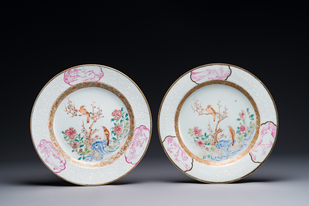 Paire d'assiettes en porcelaine de Chine famille rose &agrave; d&eacute;cor de pies et de pivoines aux bords en bianco-sopra-bianco, Yongzheng