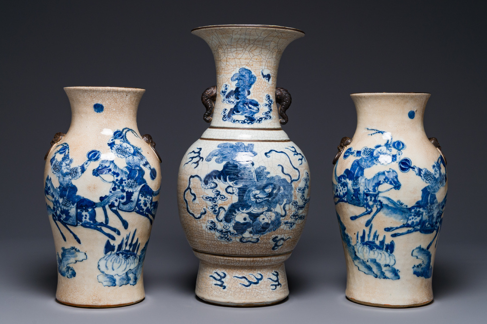 Trois vases en porcelaine de Chine en bleu et blanc dit 'de Nankin' &agrave; &eacute;mail craquel&eacute;, marque de Chenghua, 19&egrave;me