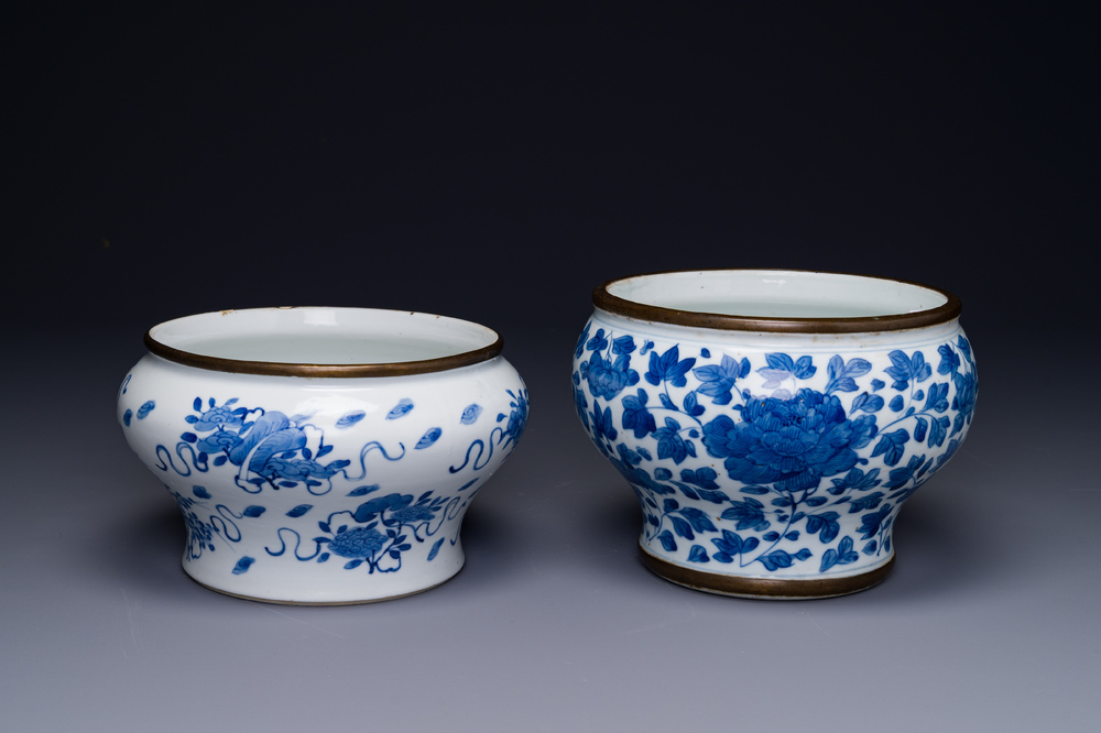 Two Chinese blue and white 'Bleu de Hue' jars for the Vietnamese market, 19th C.