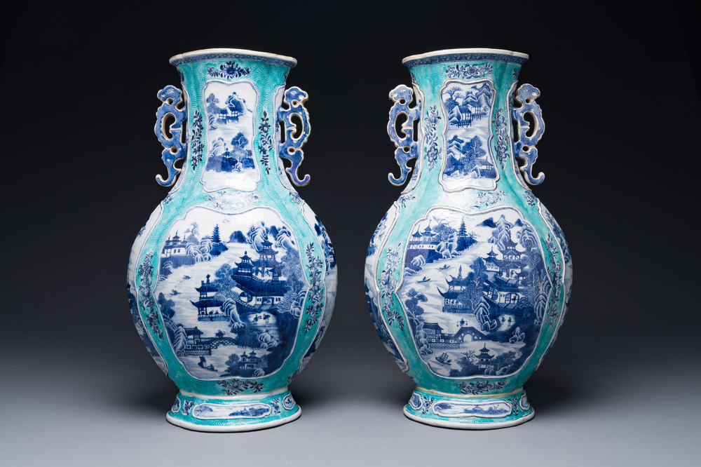 Paire de vases en porcelaine de Chine en bleu et blanc sur fond turquoise &agrave; d&eacute;cor de Pagode Whampoa et Rivi&egrave;re des Perles, Qianlong