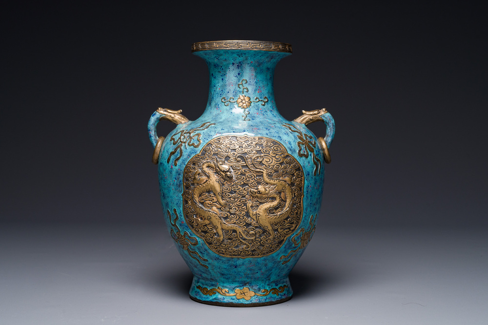 Vase de forme 'hu' en porcelaine de Chine aux &eacute;maux imitant le bronze et 'robin's egg', marque de Qianlong, 19&egrave;me